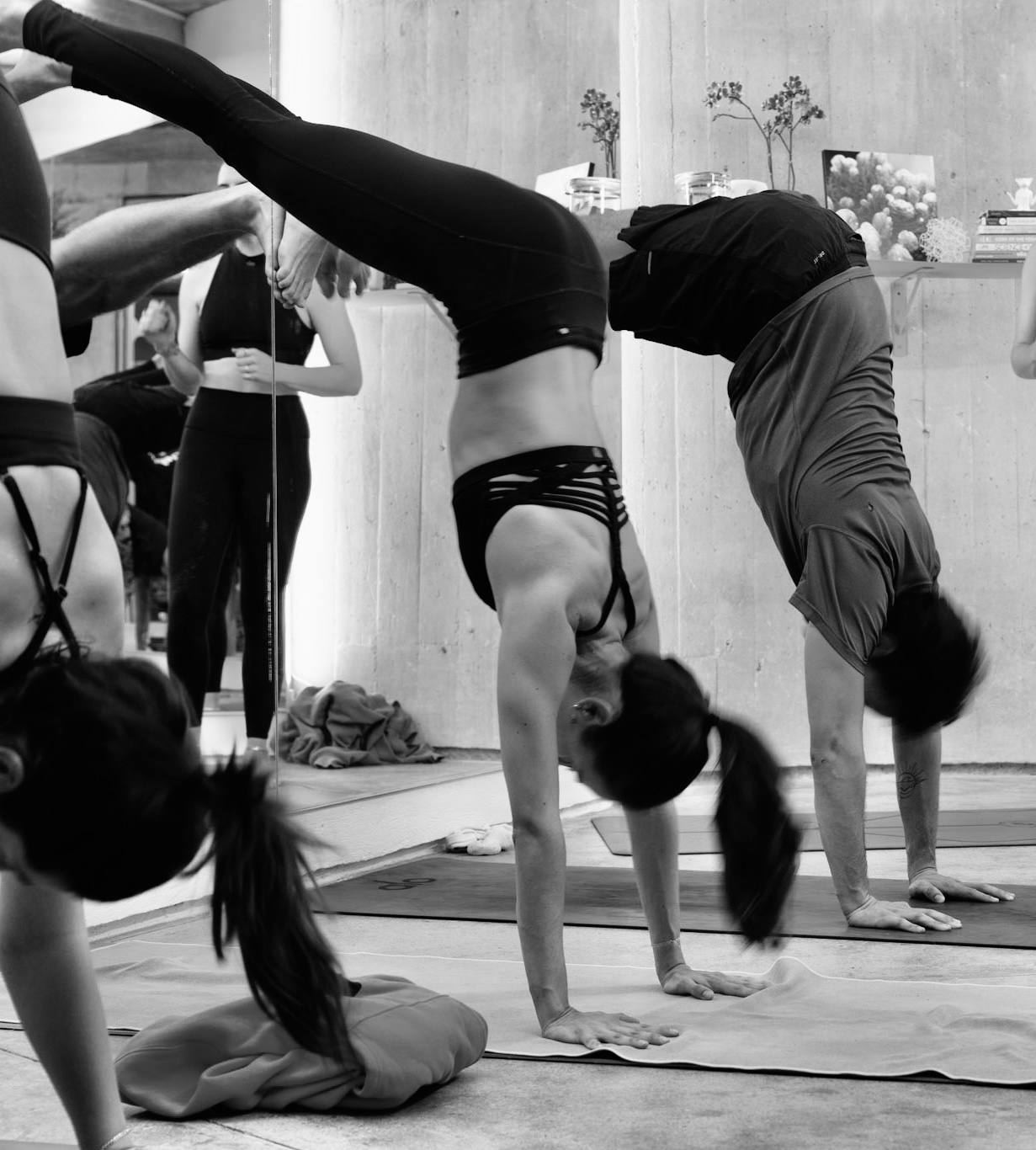 Clase de yoga de parado de manos