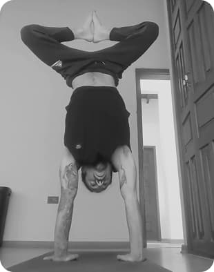 Ismael en parada de manos